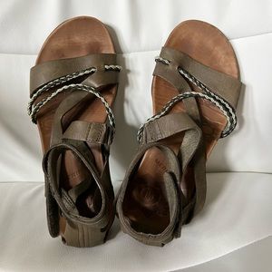 Green Merrell Strappy Leather Sandals Size 7